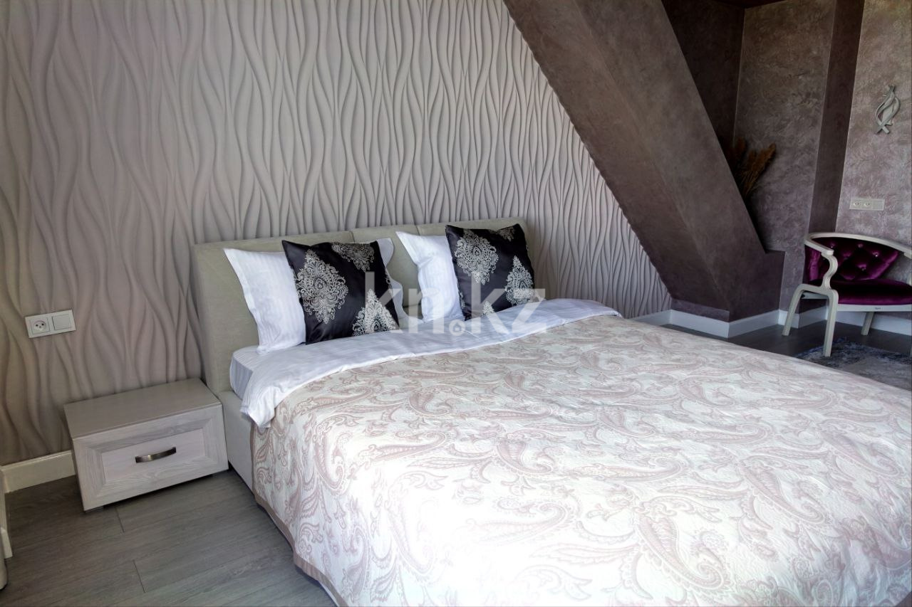 Аренда 3-комнатной квартиры посуточно, 97 м², ул. Майлина, дом  54 - ул. Бухтарминская - Аренда  трехкомнатных квартир посуточно в Алматы фото 1 из 32