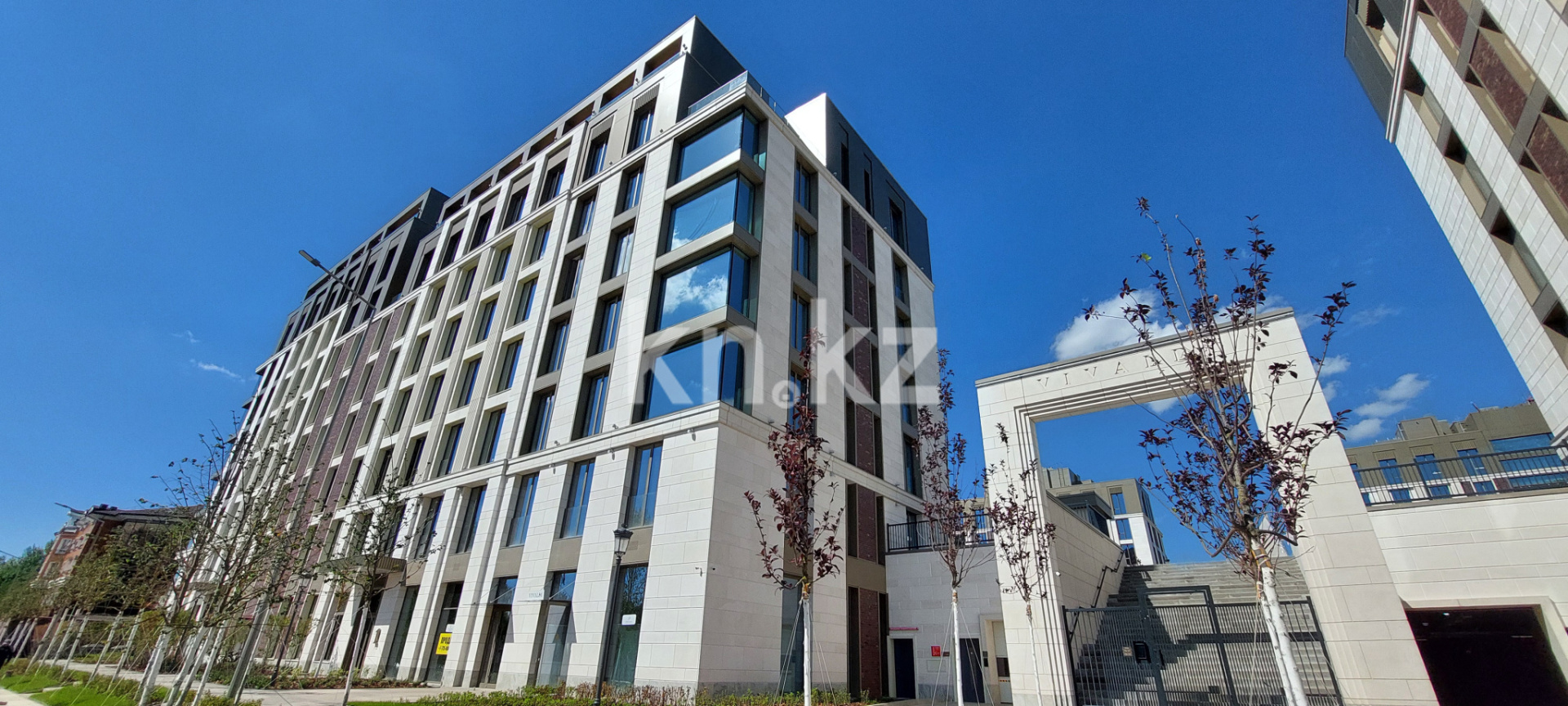 Продажа 5-комнатной квартиры, 270 м² - Продажа пятикомнатных и более квартир в кирпичном доме в Астане фото 1 из 18