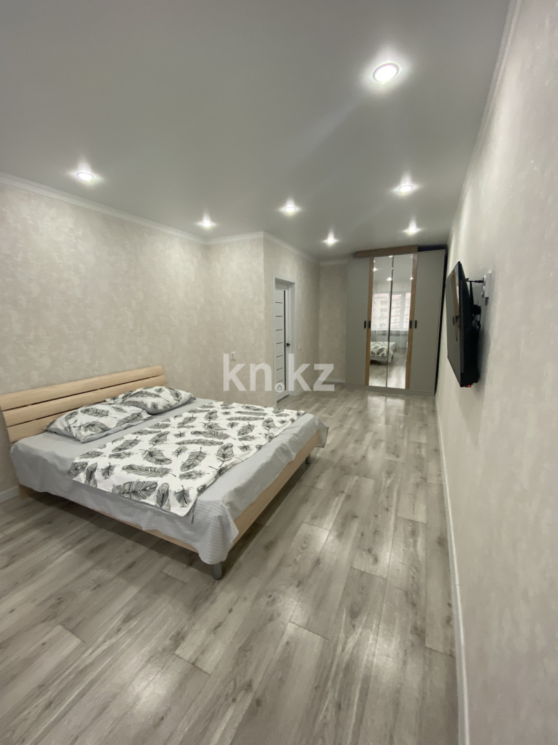 Аренда 1-комнатной квартиры посуточно, 68 м², ул. Самал, дом  86 - Аренда жилой и коммерческой недвижимости в Уральске фото 2 из 6