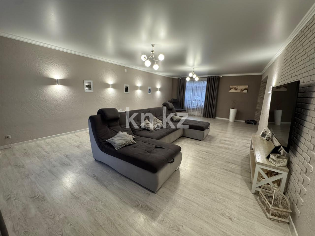 Продажа 4-комнатного дома, 367.4 м² - Продажа недвижимости в Караганде - страница 2 фото 1 из 37