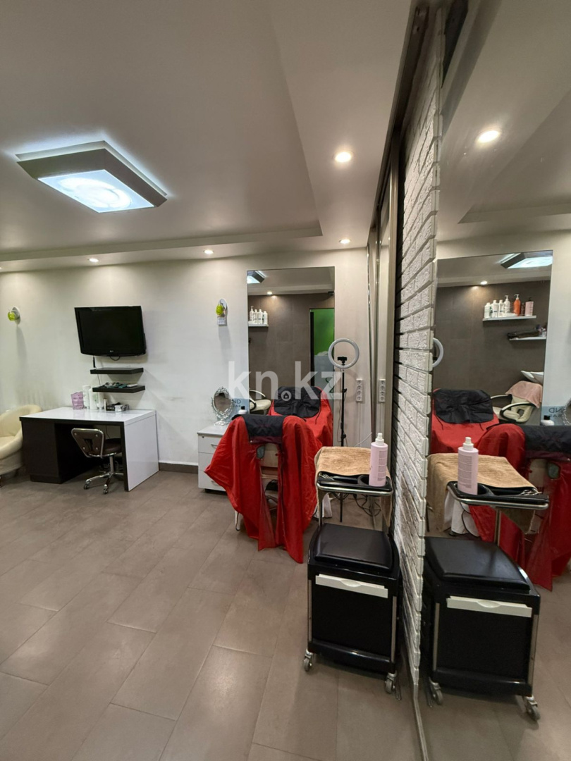 Продажа , 39.6 м², пр. Н. Абдирова - Продажа офисных и торговых помещений в Караганде с фото фото 3 из 9