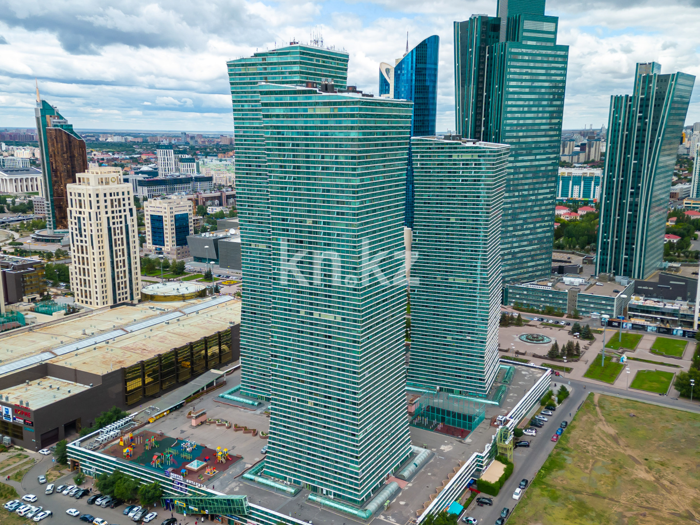 Продажа 3-комнатной квартиры, 130 м², ул. Достык, дом  5/1 - ул. Сауран в Астане - фото 42