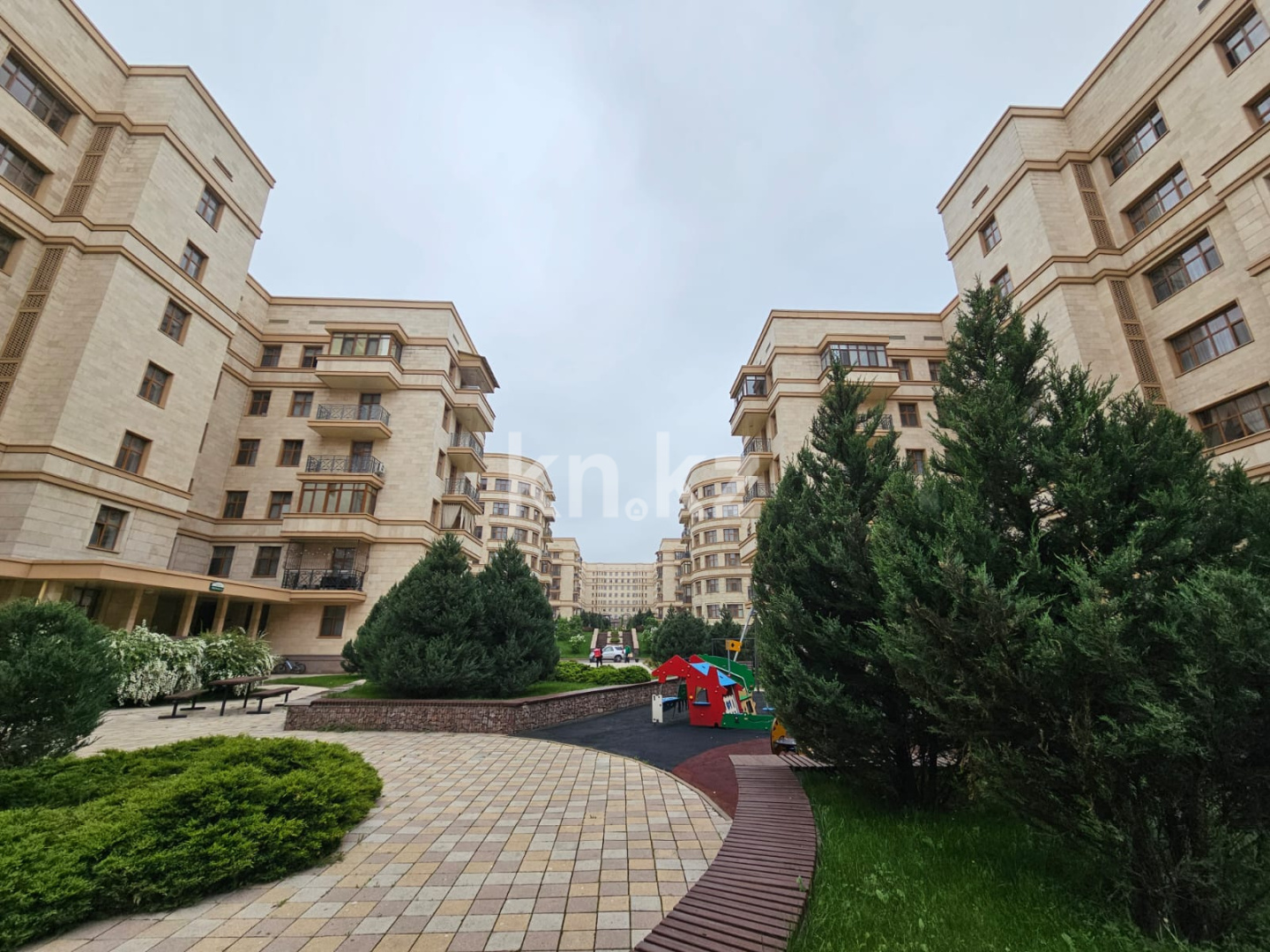 Продажа 7-комнатной квартиры, 440 м², Мирас - Продажа  пятикомнатных квартир в Алматы фото 1 из 8