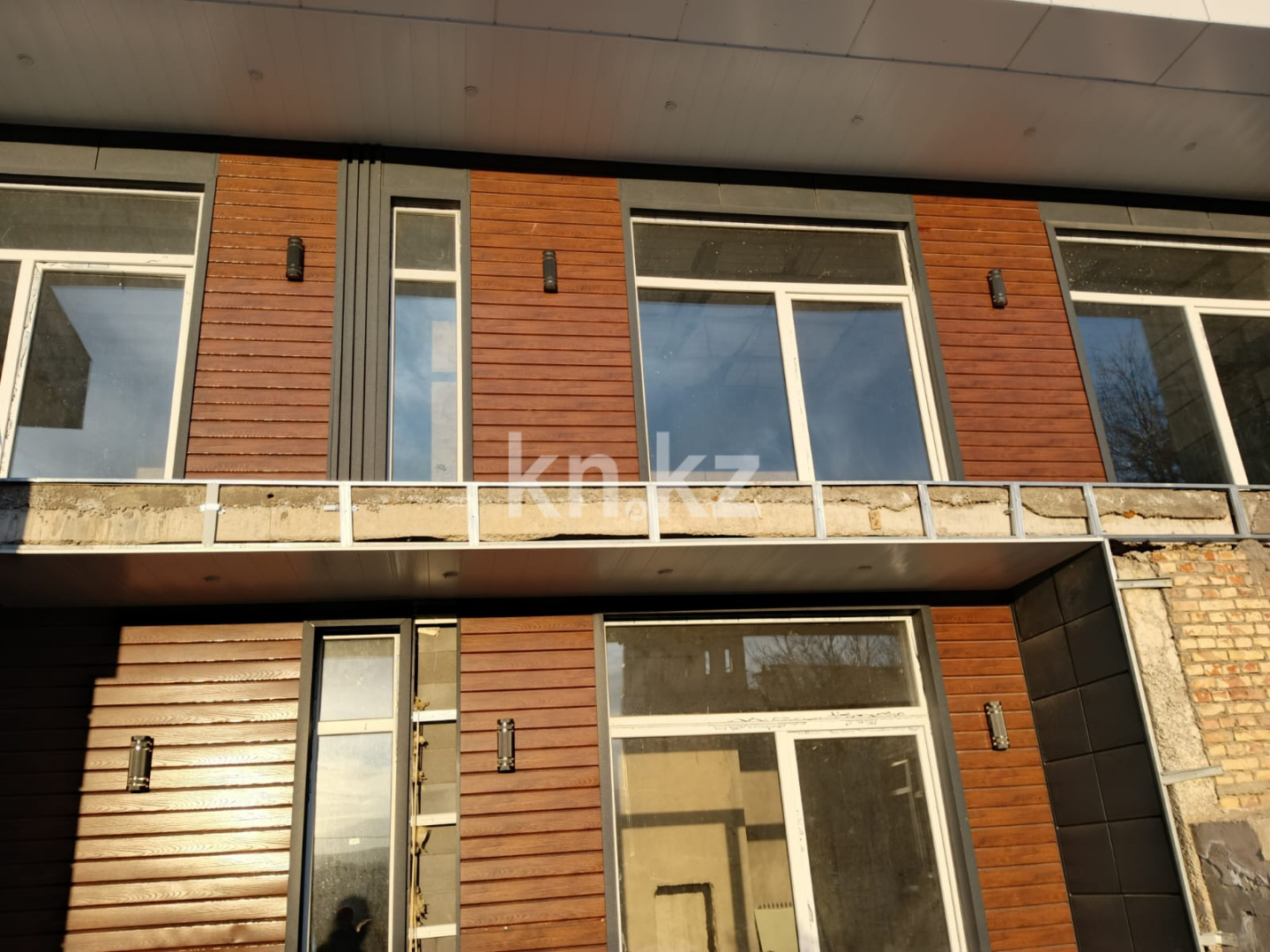 Продажа 9-комнатного дома, 345 м², Каменское плато - Продажа и аренда недвижимости в Алматы фото 1 из 3