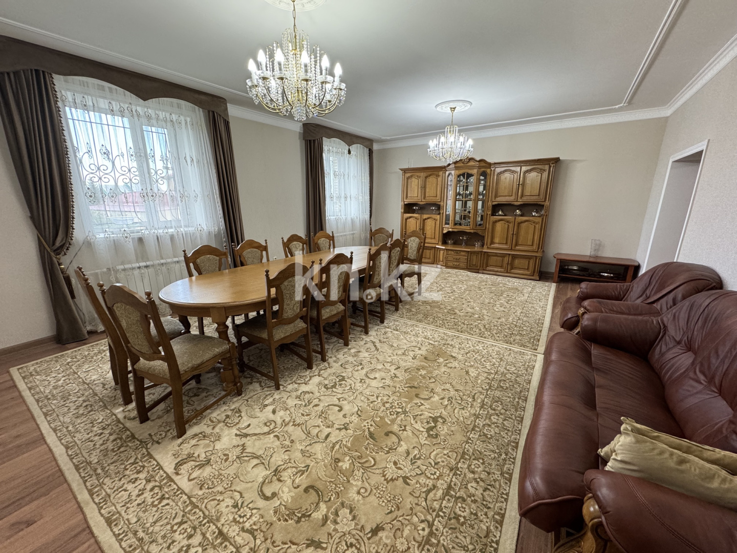 Продажа 6-комнатного дома, 338 м², ул. Молдагуловой - Продажа квартир в Караганде фото 1 из 31