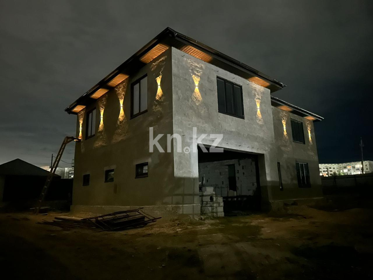 Продажа 5-комнатного дома, 300 м², мкр-н 8-й, дом  41а - Продажа домов, коттеджей в Казахстане фото 1 из 13