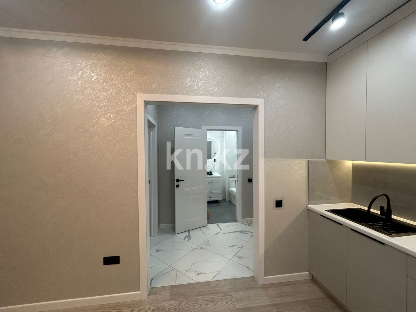 Продажа 2-комнатной квартиры, 41 м², мкр-н Голубые Пруды, дом  3/2 - Продажа  двухкомнатных квартир в Караганде фото 2 из 11