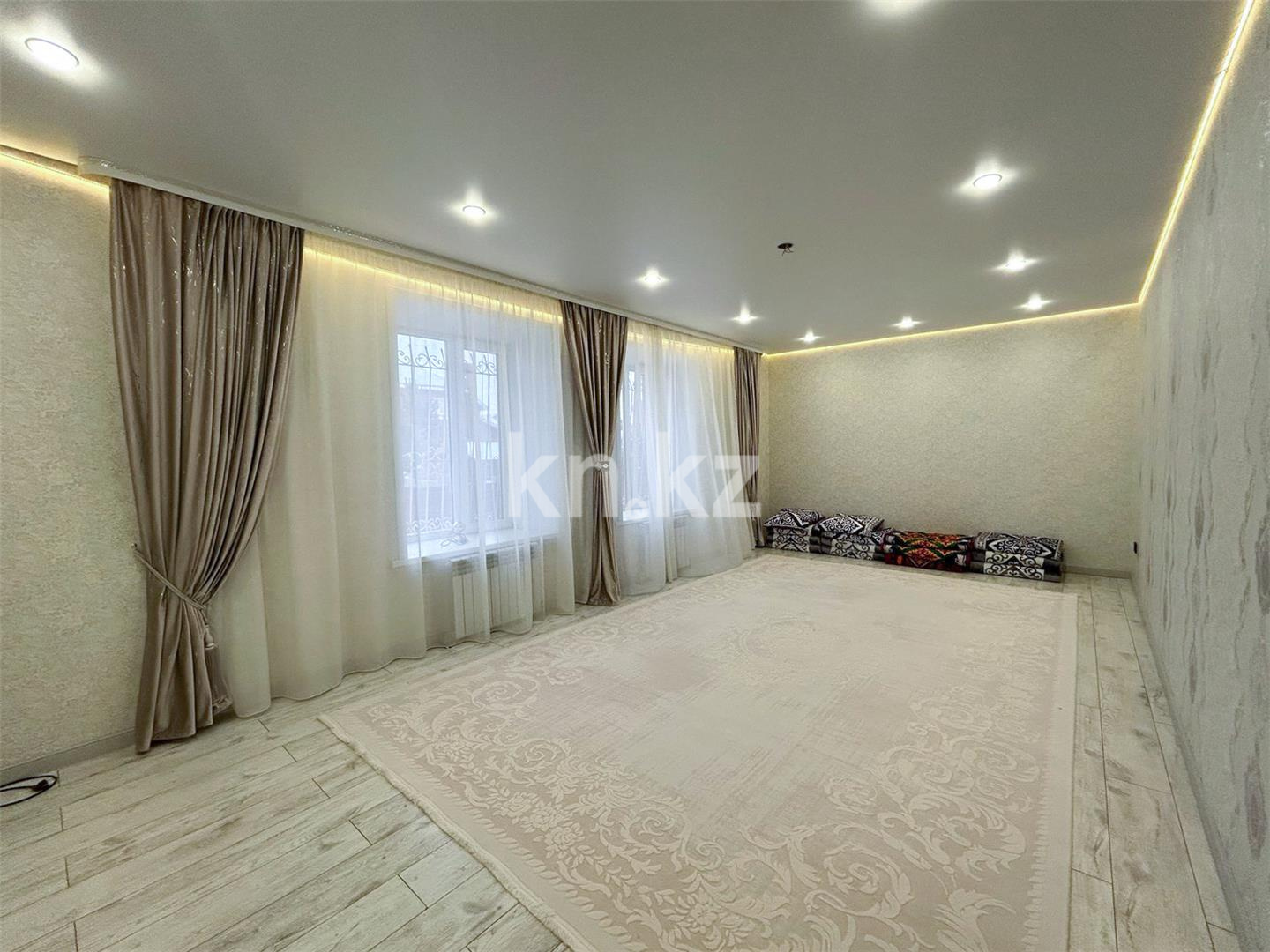 Продажа 7-комнатного дома, 355 м², ул. Жандарбековой - Продажа домов и коттеджей в Караганде фото 1 из 22