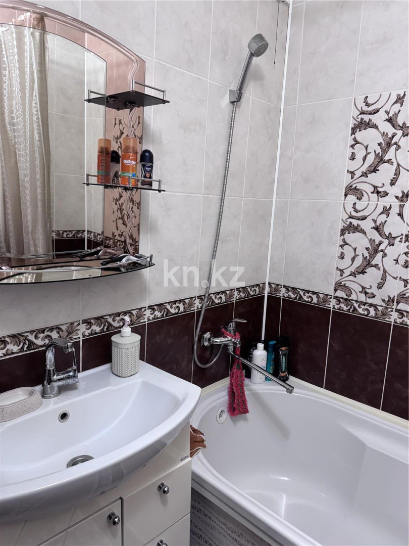 Продажа 3-комнатной квартиры, 64 м², ул. Муканова в Караганде - фото 10