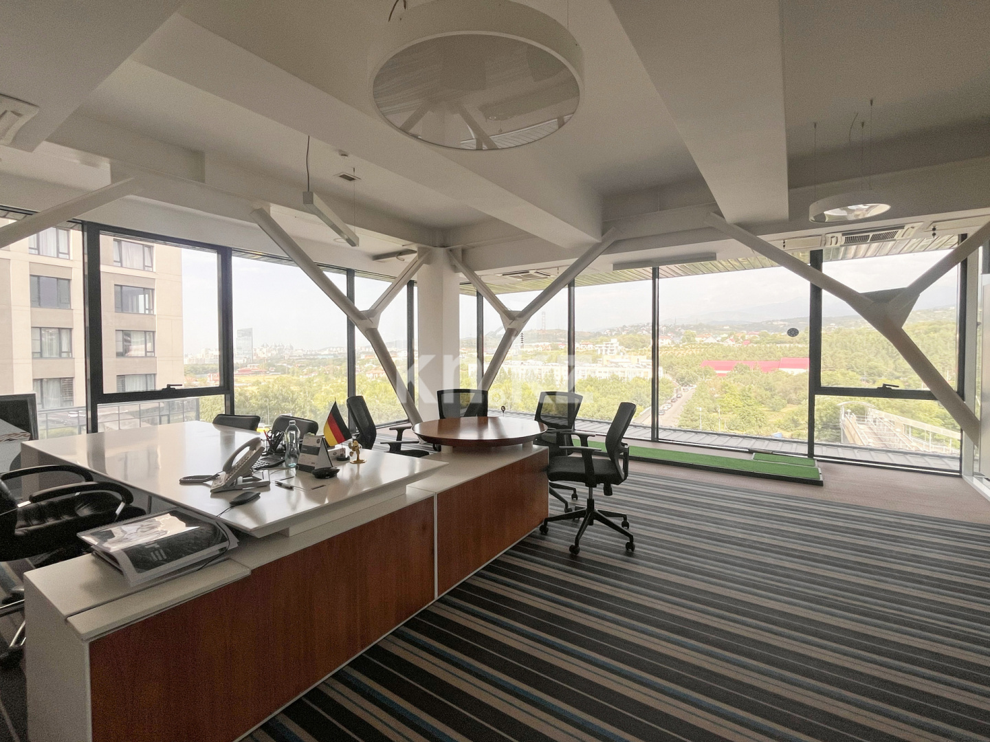 Продажа , 937 м², ул. Жарокова, дом  366 - Продажа офисных и торговых помещений в Алматы фото 1 из 9