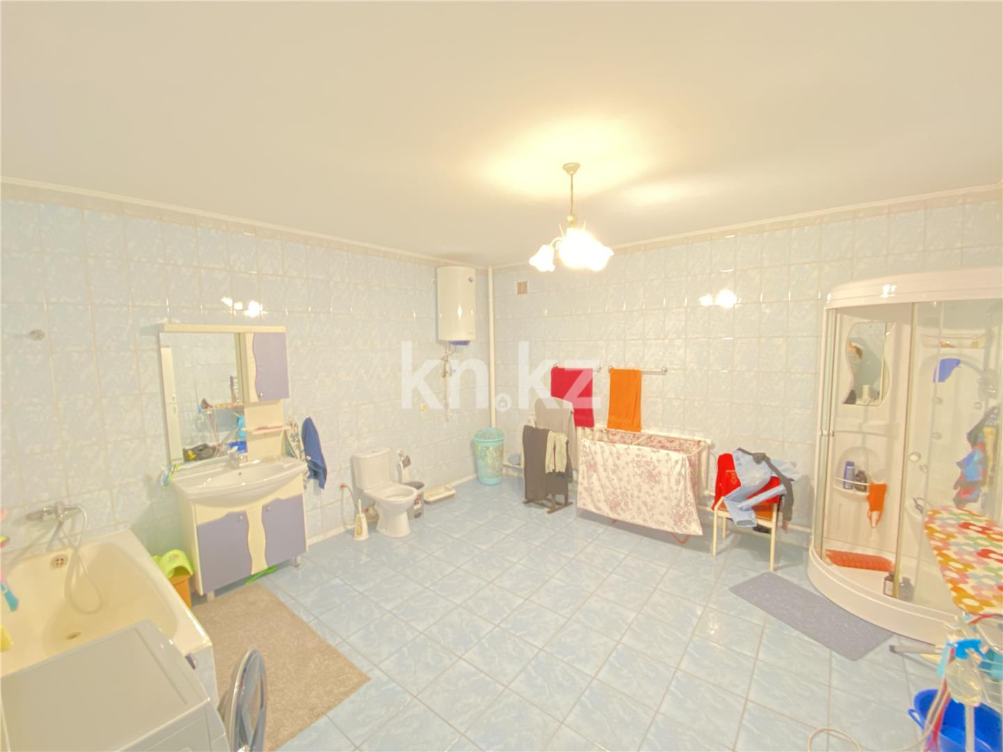 Продажа 7-комнатного дома, 372 м², ул. Аманжолова в Караганде - фото 25