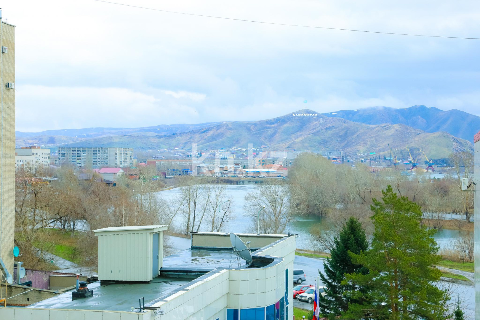 Аренда 2-комнатной квартиры посуточно, 60 м², ул. Орджоникидзе, дом  4 - Аренда квартир посуточно в Усть-Каменогорске фото 11 из 13