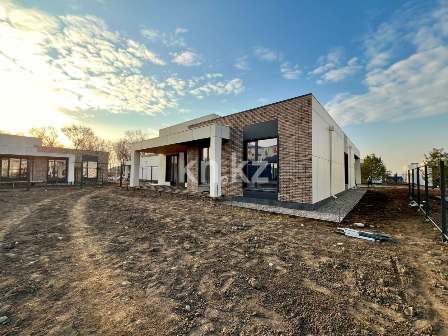 Продажа 3-комнатного дома, 201 м², ул. Новостройка - Продажа квартир в Алматы фото 1 из 19