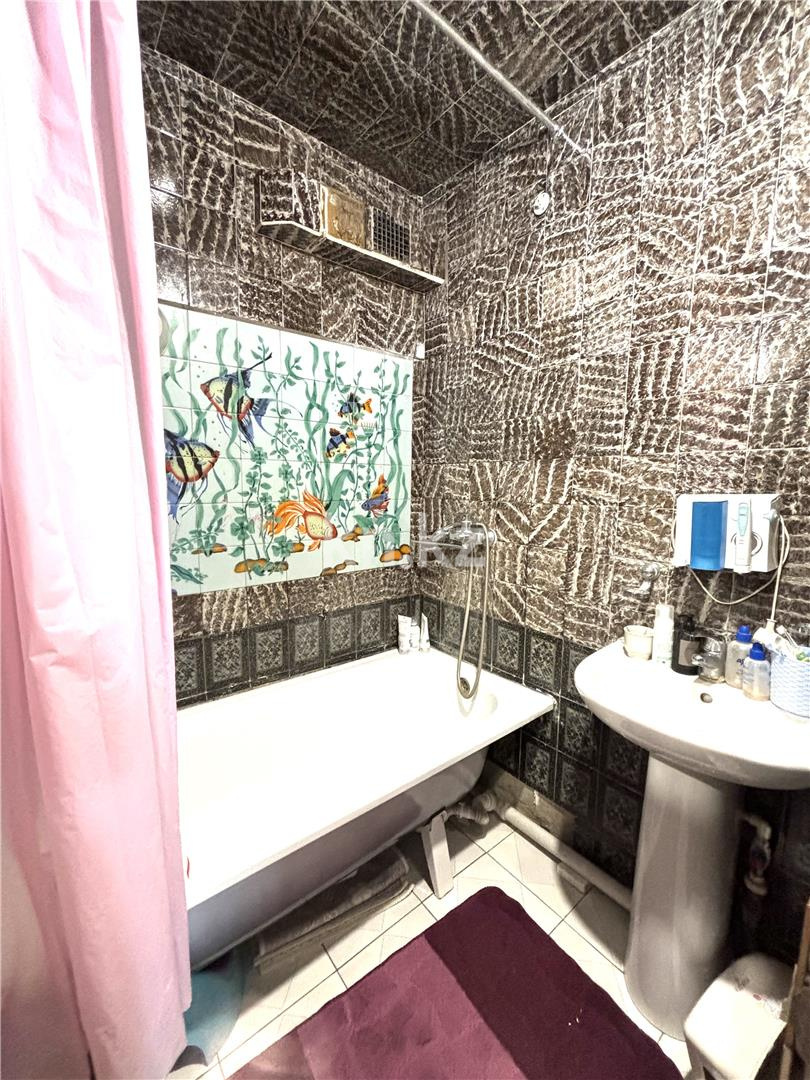 Продажа 3-комнатной квартиры, 67 м², ул. Аманжолова, дом  12/2 в Караганде - фото 6