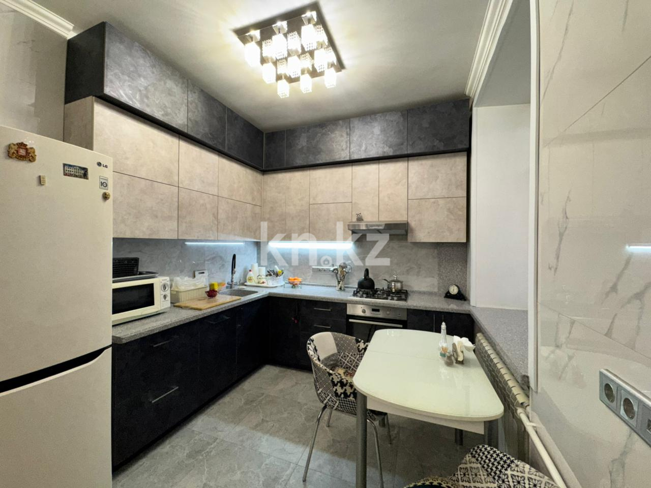 Продажа 2-комнатной квартиры, 54 м², пр. Назарбаева, дом  3 - Продажа квартир в Караганде фото 1 из 18