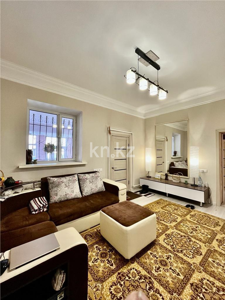 Продажа 5-комнатного дома, 210 м², ул. Мынбаева, дом  106 - Продажа квартир в Караганде фото 1 из 25